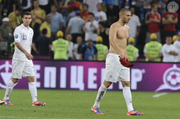 Karime Benzema et Anthony Réveillère lors de la défaite de l'équipe de France face à l'Espagne en quart de finale de l'Euro 2012 à Donetsk le 23 juin 2012
