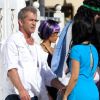 Mel Gibson, avec des amis à Santa Monica le 23 juin 2012, embrasse soudainement une mystérieuse inconnue