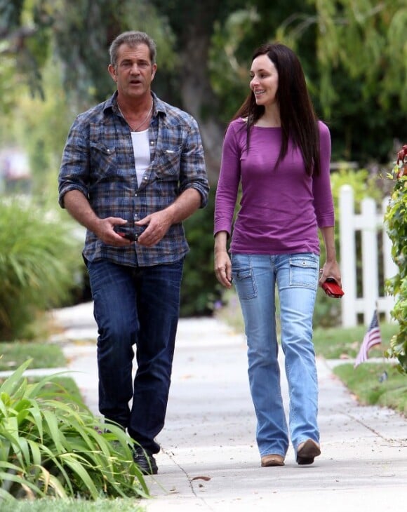 Mel Gibson se promène avec son amie Madeleine Stowe à Santa Monica le 8 juin 2012