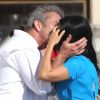 Mel Gibson, avec des amis à Santa Monica le 23 juin 2012, embrasse soudainement une mystérieuse inconnue avec passion