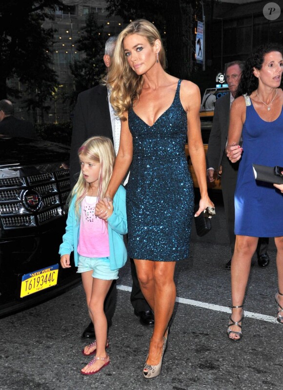 Denise Richards et sa fille Lola à la sortie de l'hôtel Ritz. New York, le 25 juin 2012.