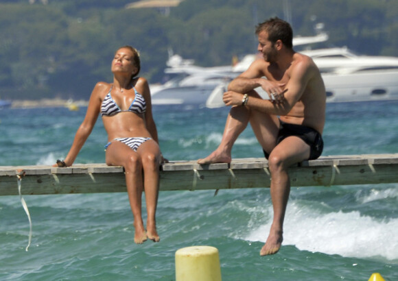 Rafael van der Vaart et sa sublime Sylvie échangent sous le soleil de Saint-Tropez le 25 juin 2012