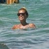 Sylvie van der Vaart se plonge dans la mer pour se rafraîchir à Saint-Tropez le 25 juin 2012