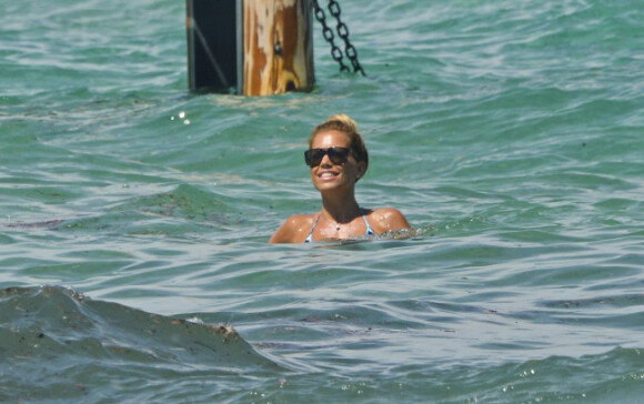 Sylvie van der Vaart se plonge dans la mer pour se rafraîchir à Saint-Tropez le 25 juin 2012