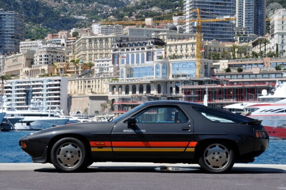 Une Porsche 928 S, l'une des stars de la vente, pourrait atteindre 15 000 euros. Le prince Albert II de Monaco mettra en vente le 26 juillet 2012 par l'entremise d'Artcurial Motorcars près de 40 voitures provenant de la collection personnelle de son défunt père Rainier III.