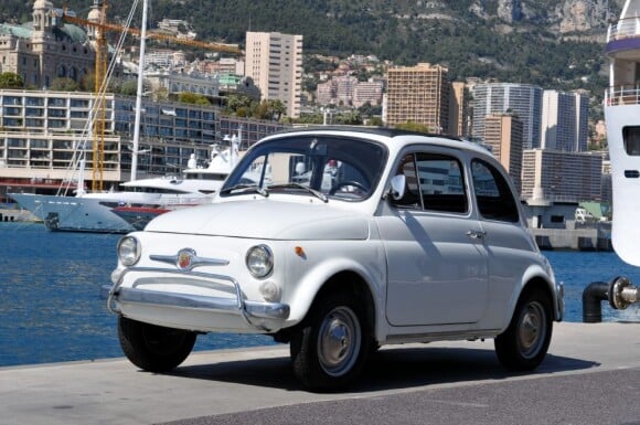 Cette Fiat 500 de 1971 devrait plaire à quelques amateurs... Le prince Albert II de Monaco mettra en vente le 26 juillet 2012 par l'entremise d'Artcurial Motorcars près de 40 voitures provenant de la collection personnelle de son défunt père Rainier III.