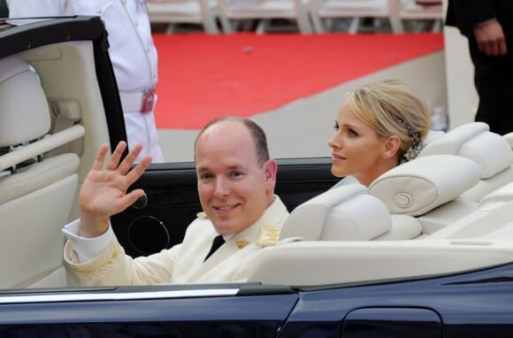 Le prince Albert II de Monaco, ici dans la Lexus hybride de son mariage avec la princesse Charlene le 2 juillet 2011, mettra en vente le 26 juillet 2012 par l'entremise d'Artcurial Motorcars près de 40 voitures provenant de la collection personnelle de son défunt père Rainier III.