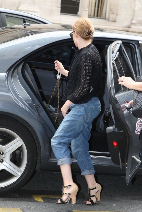 Kylie Minogue va faire du shopping au showroom de Jean-Paul Gaultier, à Paris le 27 juin 2012