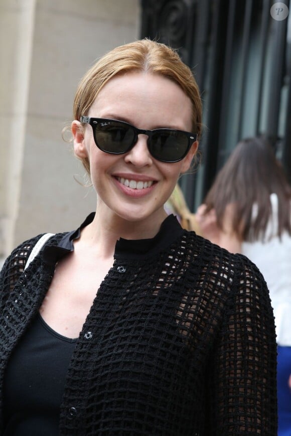 Kylie Minogue va faire du shopping au showroom de Jean-Paul Gaultier, à Paris le 27 juin 2012