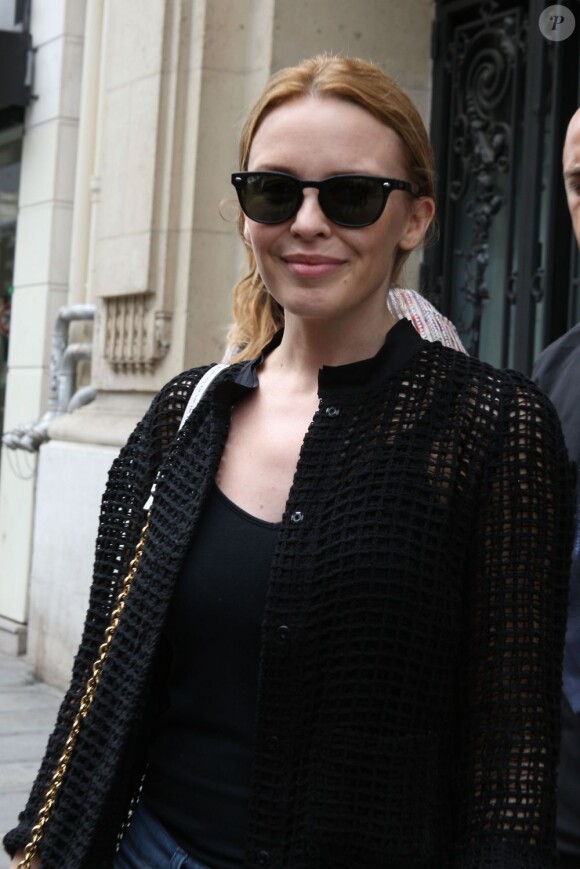 Radieuse, Kylie Minogue va faire du shopping au showroom de Jean-Paul Gaultier, à Paris le 27 juin 2012