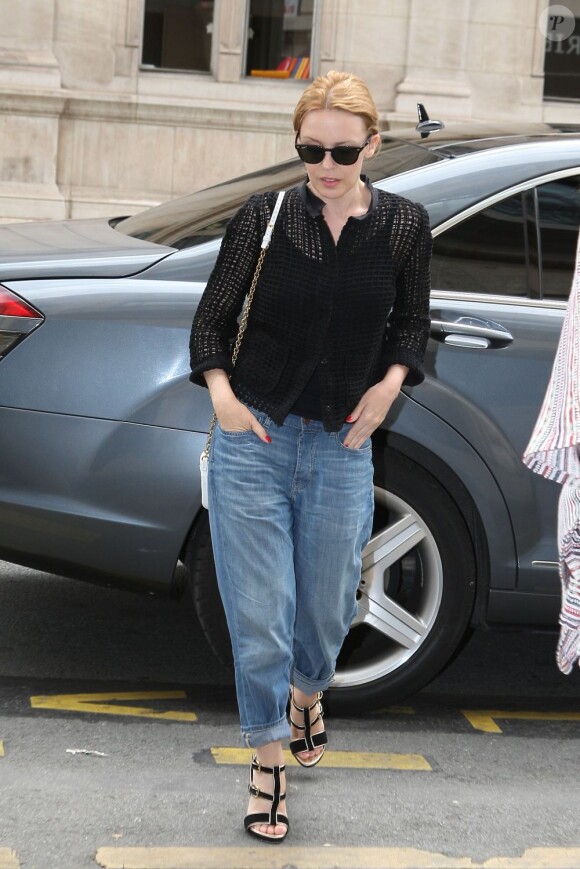 Kylie Minogue va faire du shopping au showroom de Jean-Paul Gaultier, à Paris le 27 juin 2012