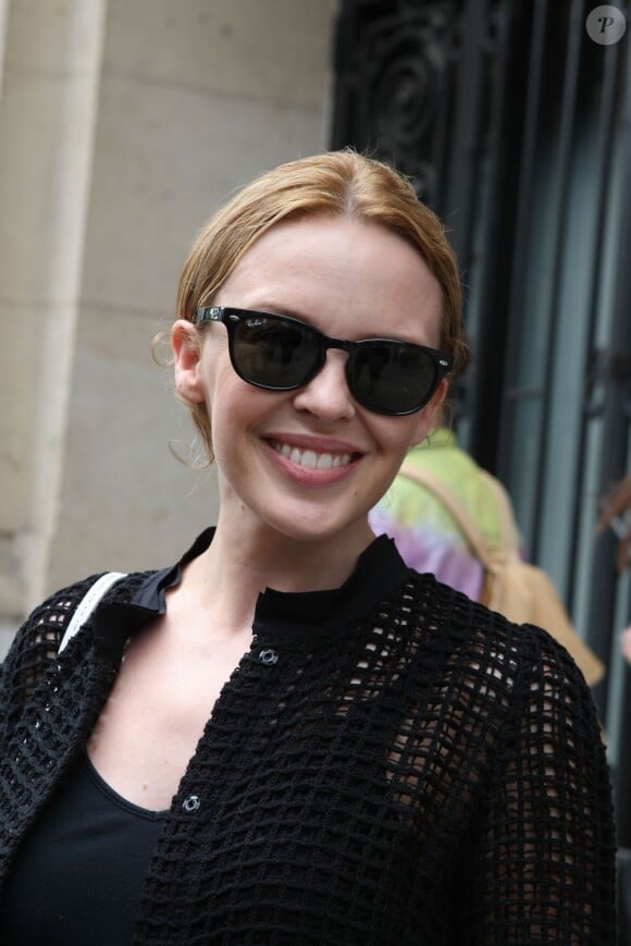 Kylie Minogue va faire du shopping au showroom de Jean-Paul Gaultier, à Paris le 27 juin 2012