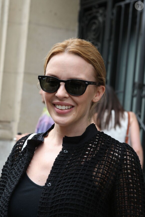 Kylie Minogue va faire du shopping au showroom de Jean-Paul Gaultier, à Paris le 27 juin 2012