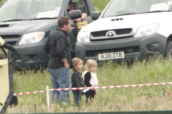 Les jumeaux Knox et Vivienne, les plus jeunes enfants d'Angelina Jolie, sont sur le tournage de Maleficent en Angleterre le 27 juin 2012