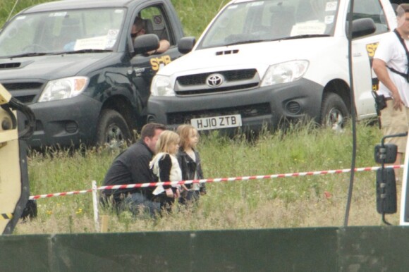 Les jumeaux Knox et Vivienne sont venus voir leur maman Angelina Jolie sur le tournage de Maleficent en Angleterre le 27 juin 2012