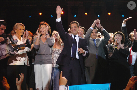 Cécilia Attias et Nicolas Sarkozy le soir de la victoire, place de la Concorde, le 6 mai 2007.