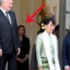 Valérie Trierweiler se tient bien à l'écart quand le président François Hollande et le premier ministre Jean-Marc Ayrault raccompagnent Aung San Suu Kyi après un dîner donné à l'Eylsée en son honneur, le 26 juin 2012.