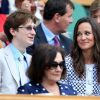 Pippa Middleton était assise à côté de la comédienne Felicity Kendal et son fils Jake Rudman. Pippa Middleton au 4e jour de Wimbledon, le 28 juin 2012. Accompagnée par son frère James, la soeur de la duchesse de Cambridge a pu observer depuis la loge royale les victoires de Serena Williams et Andy Murray.