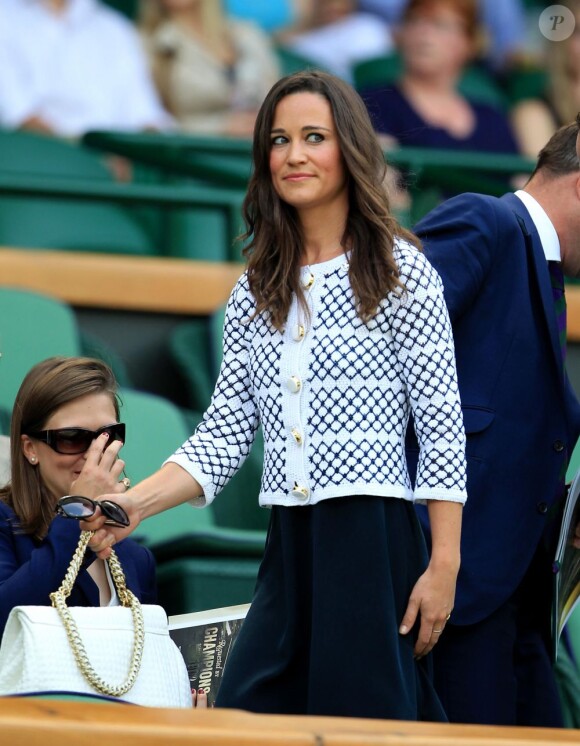 Pippa Middleton au 4e jour de Wimbledon, le 28 juin 2012. Accompagnée par son frère James, la soeur de la duchesse de Cambridge a pu observer depuis la loge royale les victoires de Serena Williams et Andy Murray.