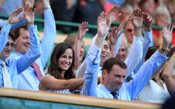 Toujours partante pour la ola ! Pippa Middleton au 4e jour de Wimbledon, le 28 juin 2012. Accompagnée par son frère James, la soeur de la duchesse de Cambridge a pu observer depuis la loge royale les victoires de Serena Williams et Andy Murray.