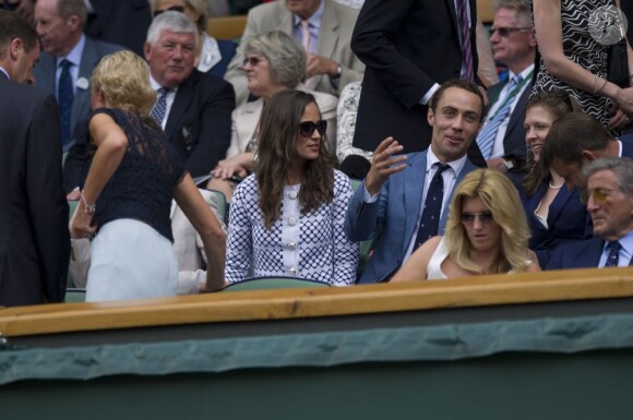 Pippa Middleton au 4e jour de Wimbledon, le 28 juin 2012. Accompagnée par son frère James, la soeur de la duchesse de Cambridge a pu observer depuis la loge royale les victoires de Serena Williams et Andy Murray.