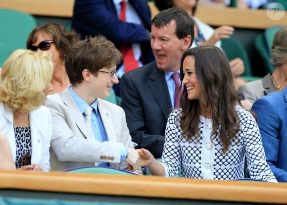 Pippa Middleton était assise à côté de la comédienne Felicity Kendal et son fils Jake Rudman. Pippa Middleton au 4e jour de Wimbledon, le 28 juin 2012. Accompagnée par son frère James, la soeur de la duchesse de Cambridge a pu observer depuis la loge royale les victoires de Serena Williams et Andy Murray.