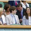 Pippa Middleton était installée à côté de la comédienne Felicity Kendal et son fils Jake Rudman.
Pippa Middleton a fait son apparition dans une tenue Orla Kiely au 4e jour de Wimbledon, le 28 juin 2012. Accompagnée par son frère James, la soeur de la duchesse de Cambridge a pu observer depuis la loge royale les victoires de Serena Williams et Andy Murray.