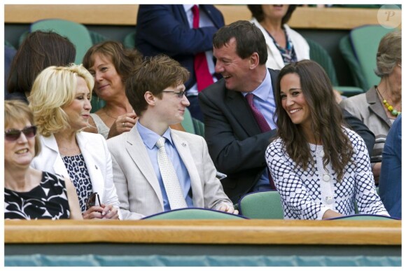 Pippa Middleton était installée à côté de la comédienne Felicity Kendal et son fils Jake Rudman.
Pippa Middleton a fait son apparition dans une tenue Orla Kiely au 4e jour de Wimbledon, le 28 juin 2012. Accompagnée par son frère James, la soeur de la duchesse de Cambridge a pu observer depuis la loge royale les victoires de Serena Williams et Andy Murray.