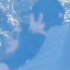Mila Kunis dans les bras d'Ashton Kutcher : ils se câlinent dans un restaurant de Los Angeles. Le 30 juin 2012.