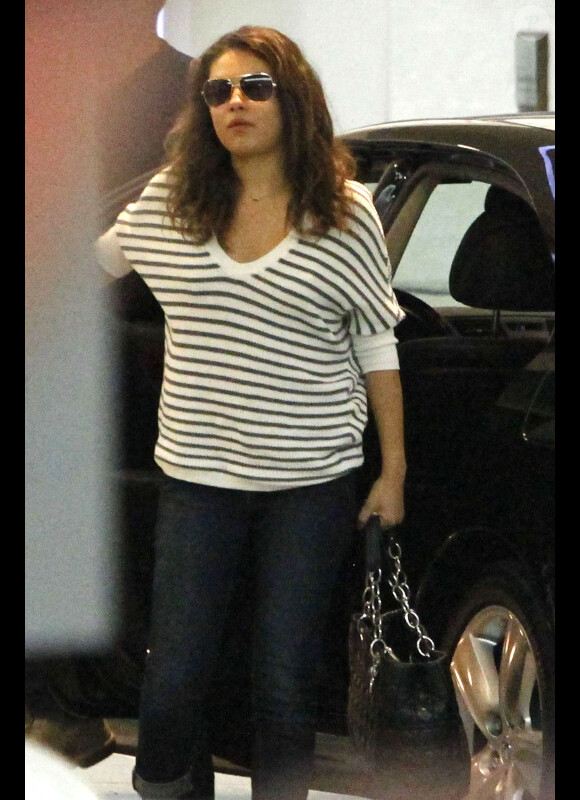 Mila Kunis arrive à un restaurant de Los Angeles avec Ashton Kutcher, le 30 juin 2012.