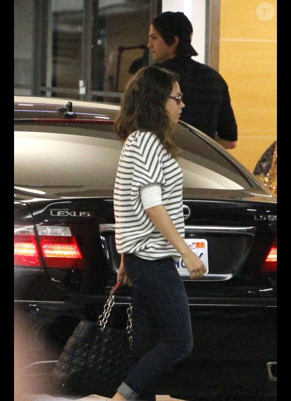 Mila Kunis et Ashton Kutcher arrivent ensemble à un restaurant de Los Angeles, le 30 juin 2012.