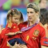 Fernando Torres et sa fille Nora le 1er juillet 2012 à Kiev : il vient d'être sacré champion d'Europe de football après avoir battu l'Italie (4-0) en finale de l'Euro