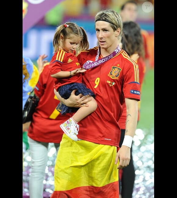 Fernando Torres et sa fille Nora le 1er juillet 2012 à Kiev : il vient d'être sacré champion d'Europe de football après avoir battu l'Italie (4-0) en finale de l'Euro