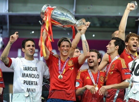 Fernando Torres soulève la coupe le 1er juillet 2012 à Kiev : il vient d'être sacré champion d'Europe de football après avoir battu l'Italie (4-0) en finale de l'Euro
