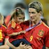 Fernando Torres et sa fille Nora, très intriguée par la médaille de papa, le 1er juillet 2012 à Kiev : il vient d'être sacré champion d'Europe de football après avoir battu l'Italie (4-0) en finale de l'Euro