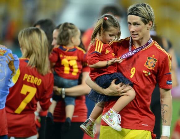 Fernando Torres et sa fille Nora, très intriguée par la médaille de papa, le 1er juillet 2012 à Kiev : il vient d'être sacré champion d'Europe de football après avoir battu l'Italie (4-0) en finale de l'Euro