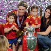 Fernando Torres entouré de sa famille, sa femme Olalla et ses enfants Léo et Nora le 1er juillet 2012 à Kiev : il vient d'être sacré champion d'Europe de football après avoir battu l'Italie (4-0) en finale de l'Euro