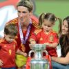 Fernando Torres, sa femme Olalla et ses enfants Léo et Nora le 1er juillet 2012 à Kiev : il vient d'être sacré champion d'Europe de football après avoir battu l'Italie (4-0) en finale de l'Euro