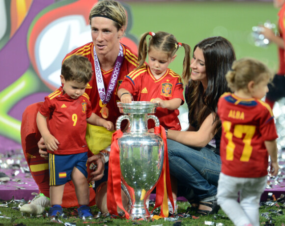 Fernando Torres, sa femme Olalla et ses enfants Léo et Nora le 1er juillet 2012 à Kiev : il vient d'être sacré champion d'Europe de football après avoir battu l'Italie (4-0) en finale de l'Euro