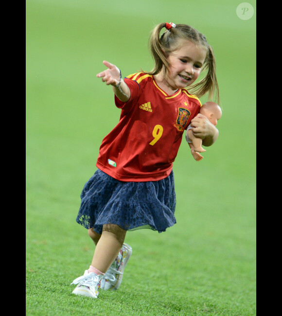 Nora, la fille de Fernando Torres le 1er juillet 2012 à Kiev. Son papa vient d'être sacré champion d'Europe de football après avoir battu l'Italie (4-0) en finale de l'Euro