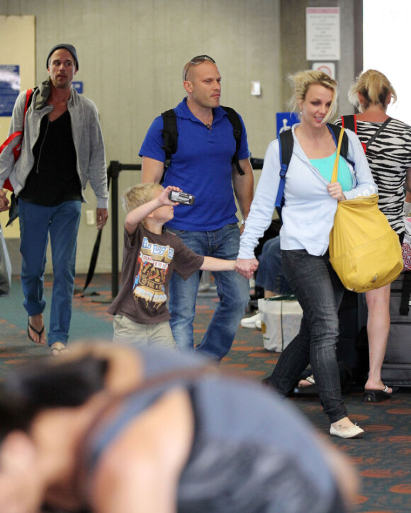 Britney Spears, son garde du corps et Jason Trawick arrivent à l'aéroport de Maui à Hawaï, en famille, le dimanche 1er juillet 2012.