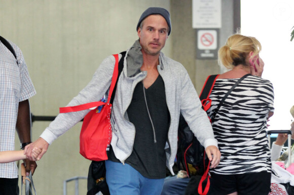Jason Trawick arrive à l'aéroport de Maui à Hawaï, en famille, le dimanche 1er juillet 2012.