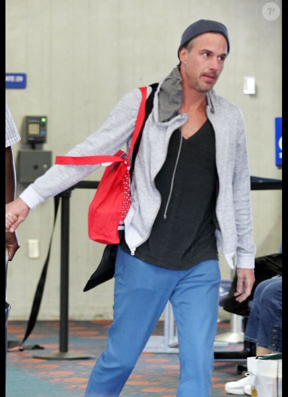 Jason Trawick, fiancé de Britney Spears, arrive à l'aéroport de Maui à Hawaï, en famille, le dimanche 1er juillet 2012.