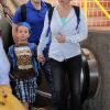 Britney Spears arrive à l'aéroport de Maui à Hawaï, en famille, le dimanche 1er juillet 2012.