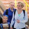 Britney Spears arrive avec ses deux fils à l'aéroport de Maui à Hawaï, en famille, le dimanche 1er juillet 2012.