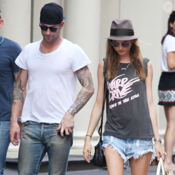 Adam Levine et sa petite amie Behati Prinsloo : promenade en amoureux dans le quartier de Soho à New York le 1er juillet 2012