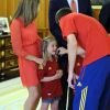 Les princesses Leonor et Sofia, impressionnées, avaient la cote ! Champions d'Europe, les joueurs de l'équipe nationale d'Espagne étaient reçus en audience par la famille royale au palais de la Zarzuela, à Madrid, lundi 2 juillet 2012, au lendemain de leur victoire sur l'Italie (4-0) en finale de l'Euro 2012.