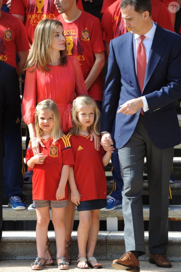 La princesse Letizia et le prince Felipe étaient accompagnés de leurs filles Leonor et Sofia. Champions d'Europe, les joueurs de l'équipe nationale d'Espagne étaient reçus en audience par la famille royale au palais de la Zarzuela, à Madrid, lundi 2 juillet 2012, au lendemain de leur victoire sur l'Italie (4-0) en finale de l'Euro 2012.