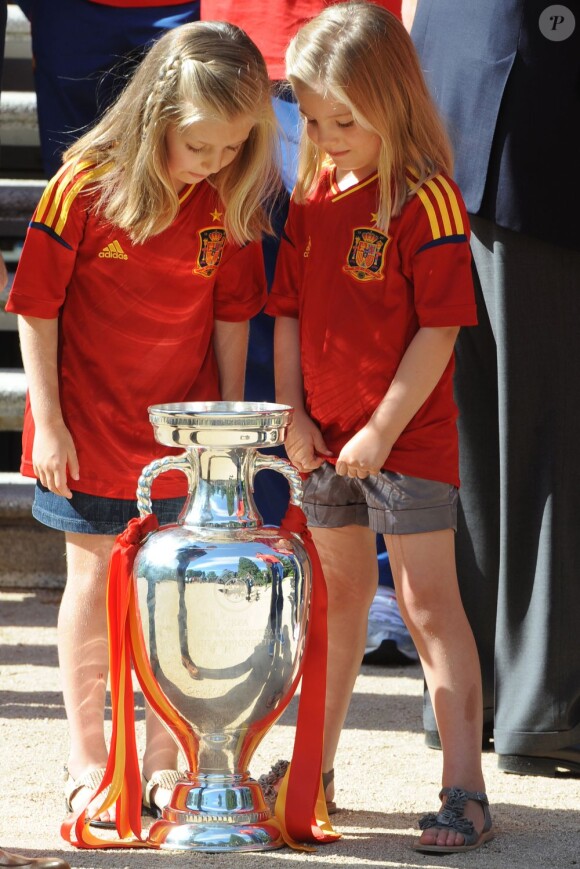 Les adorables princesses Leonor, 6 ans, et Sofia, 5 ans, filles du prince Felipe et de la princesse Letizia, ont soulevé la coupe d'Europe ! Champions d'Europe, les joueurs de l'équipe nationale d'Espagne étaient reçus en audience par la famille royale au palais de la Zarzuela, à Madrid, lundi 2 juillet 2012, au lendemain de leur victoire sur l'Italie (4-0) en finale de l'Euro 2012.