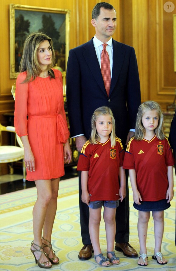 La princesse Letizia et le prince Felipe étaient accompagnés de leurs filles Leonor et Sofia. Champions d'Europe, les joueurs de l'équipe nationale d'Espagne étaient reçus en audience par la famille royale au palais de la Zarzuela, à Madrid, lundi 2 juillet 2012, au lendemain de leur victoire sur l'Italie (4-0) en finale de l'Euro 2012.